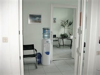 Bilder der Praxis: Wartezimmer mit kostenlosem Wasserspender